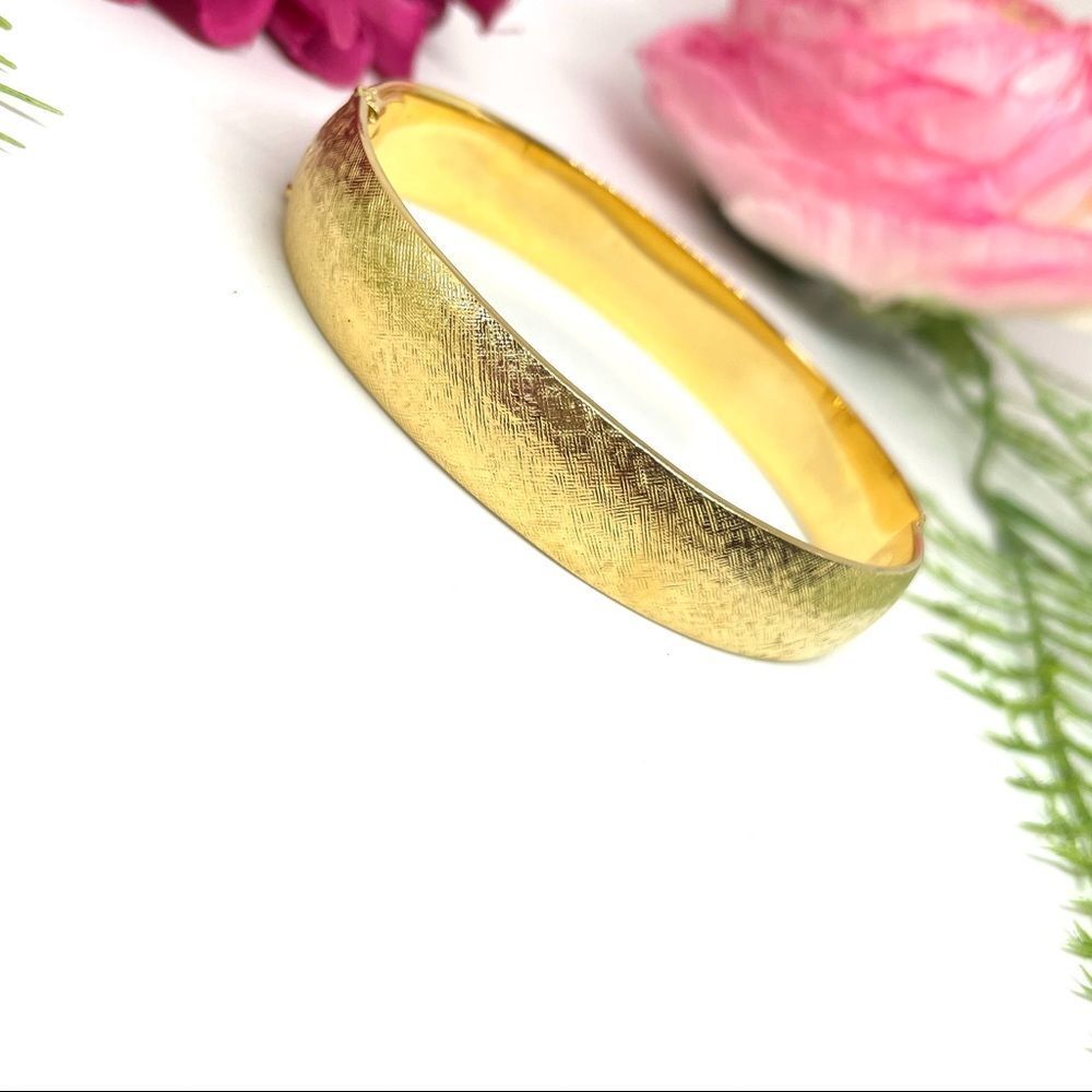 VINTAGE⚜️RARE MONET Golden Cuff Bracelet - Picture 5 of 10